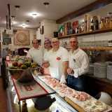...e la famiglia Botta, fondatrice 45 anni del locale omonimo in via Carulli